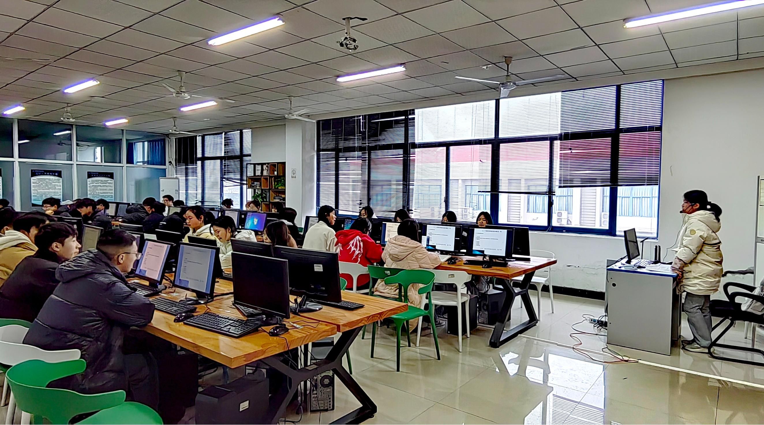 新學期領導干部深入一線，全面檢視信息技術開發教學工作新風貌——電子信息工程學院紀實